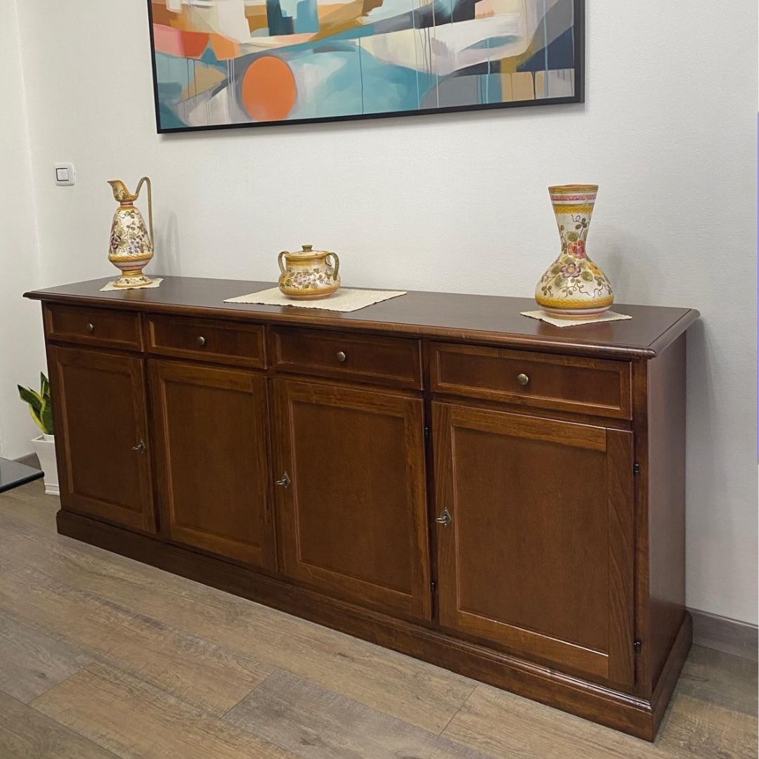 Credenza classica in legno noce scuro con vasi decorativi, 4 ante e cassetti